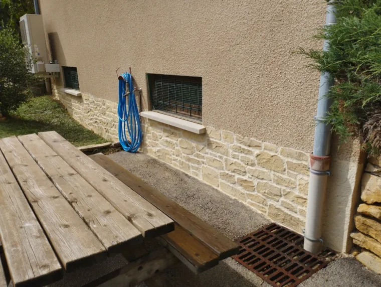 Sous bassement imitation pierre 