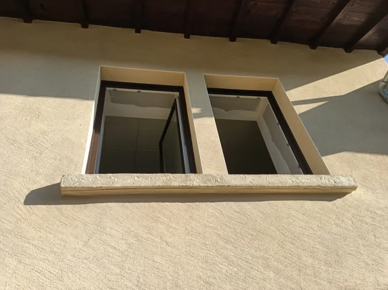 Rénovation de façade extérieur pose d'enduit gratté à l'ancienne à Martignat