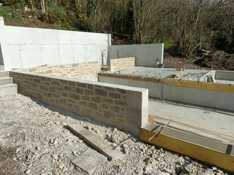 Construction d'un muret avec enduit imitation pierre autour d'un futur spa de nage à Bourg-en-Bresse