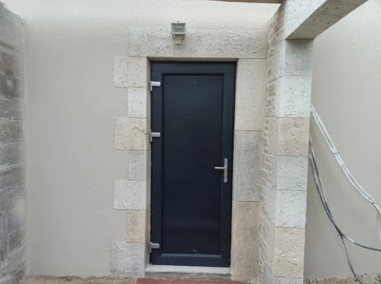 Rénovation de porte d'entrée avec de l'enduit gratté et une imitation pierre à Bourg-en-Bresse, Bourg-en-Bresse, LS Façade