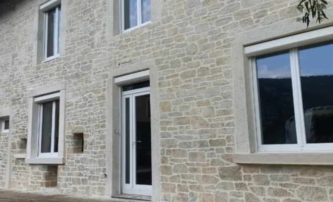 Enduit imitation pierre sur façade près de Bourg-en-Bresse – réalisation artisanale par LS FAÇADE