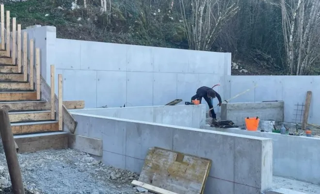 Construction d'un muret avec enduit imitation pierre autour d'un futur spa de nage à Bourg-en-Bresse, Bourg-en-Bresse, LS Façade