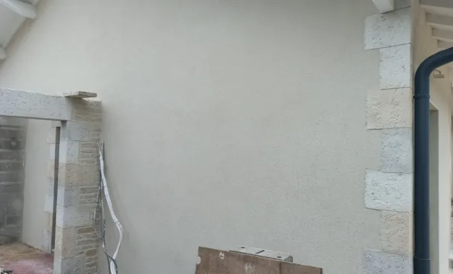 Rénovation de porte d'entrée avec de l'enduit gratté et une imitation pierre à Bourg-en-Bresse, Bourg-en-Bresse, LS Façade