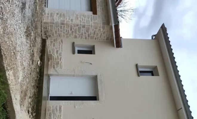 Sous bassement imitation pierre 